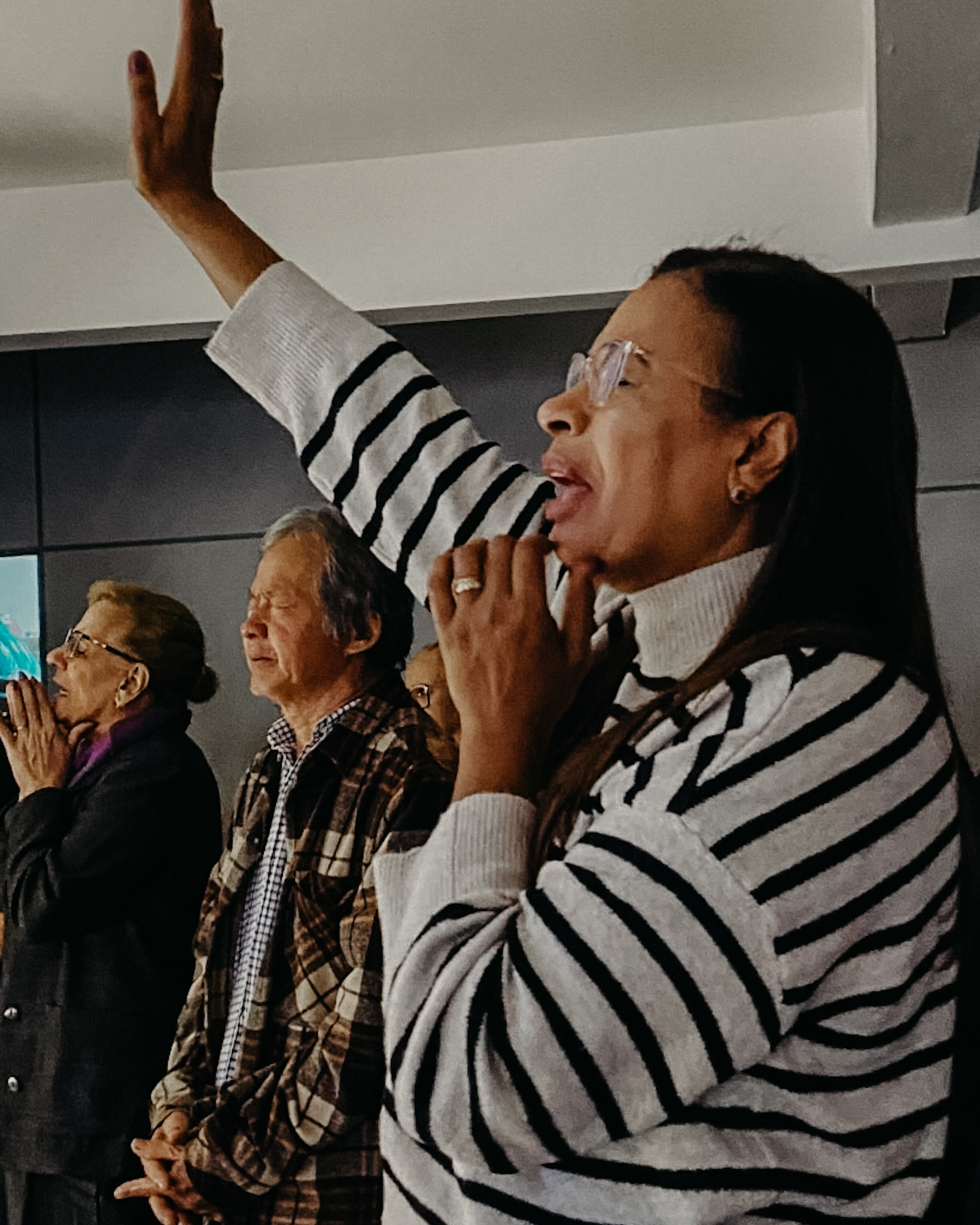Comunidade reunida em um momento de oração
