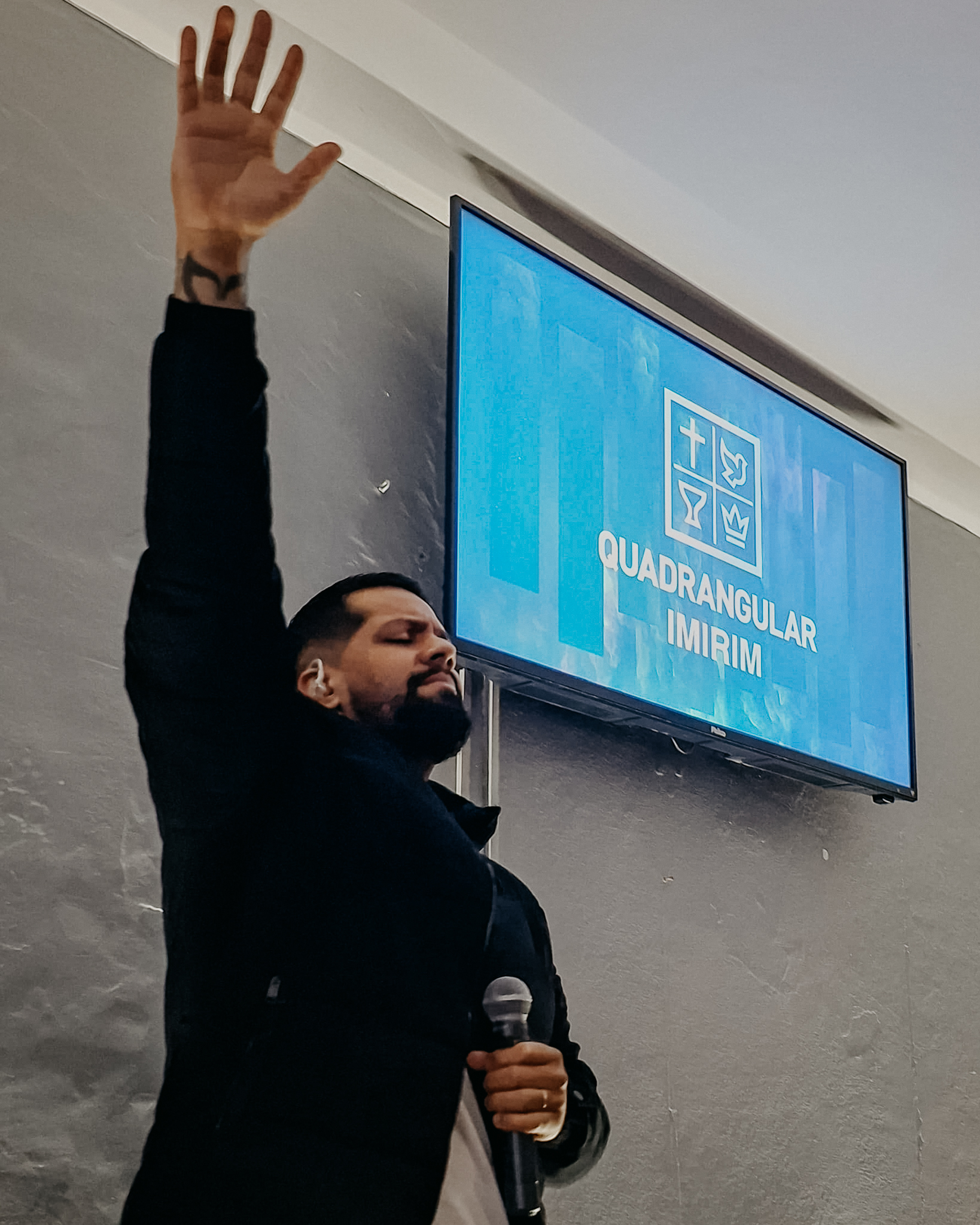 Momento de louvor durante o culto